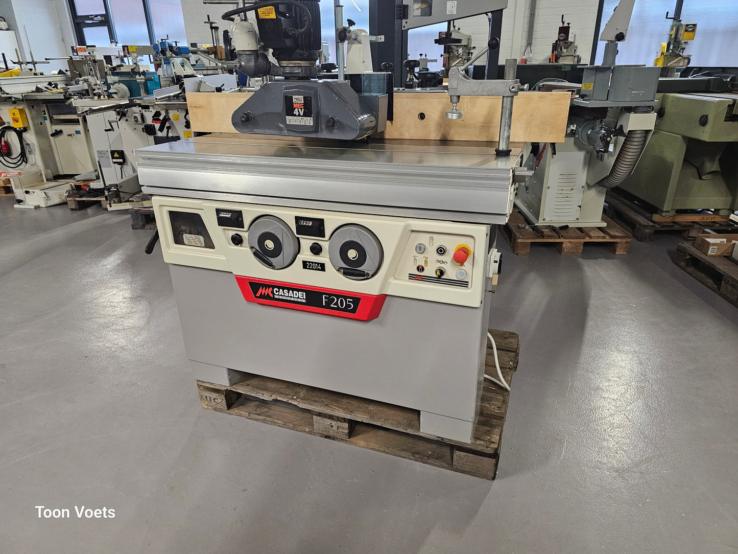 Freesmachine Casadei met aanvoerapparraat en Roltafel