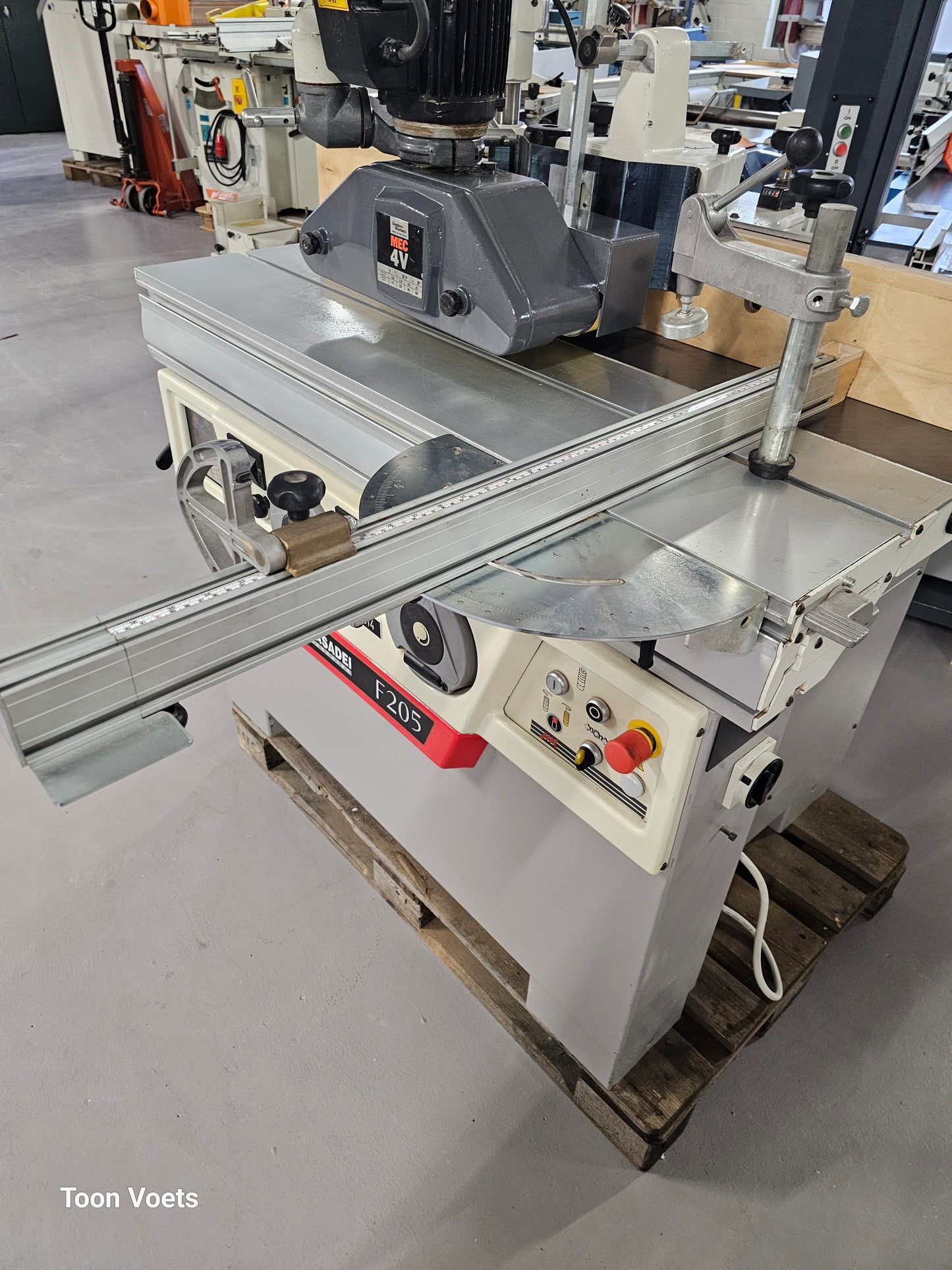 Freesmachine Casadei met aanvoerapparraat en Roltafel