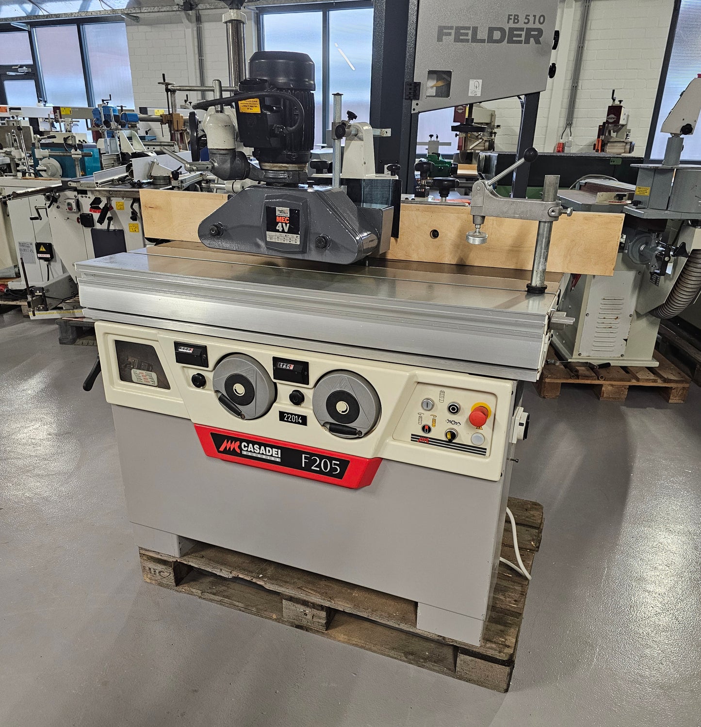 Freesmachine Casadei met aanvoerapparraat en Roltafel