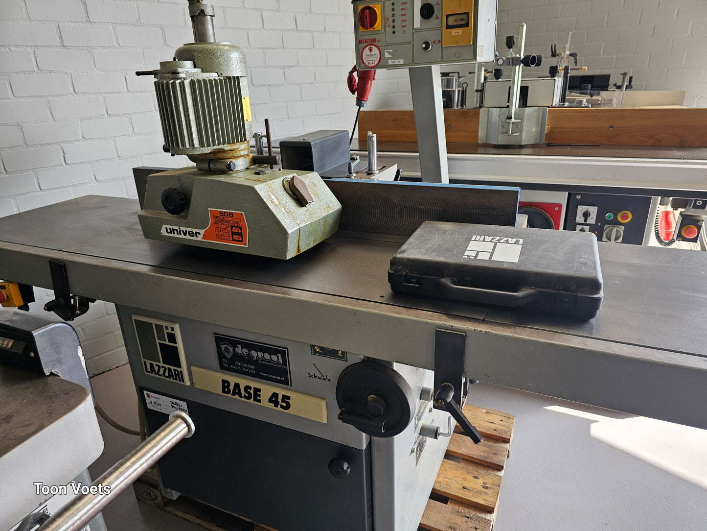 Freesmachine met aanvoerapparraat en Schuininstelbaar