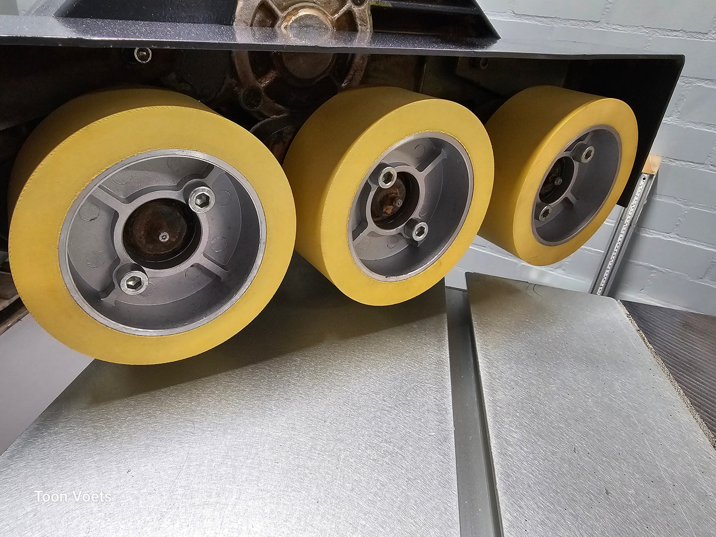Freesmachine Casadei met aanvoerapparraat en Roltafel