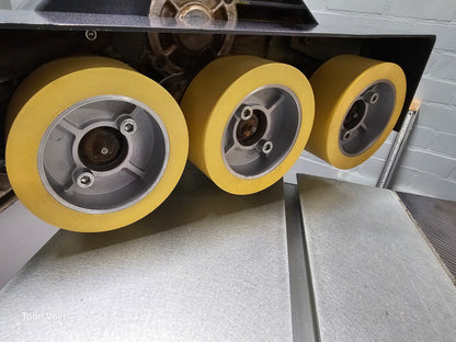 Freesmachine Casadei met aanvoerapparraat en Roltafel