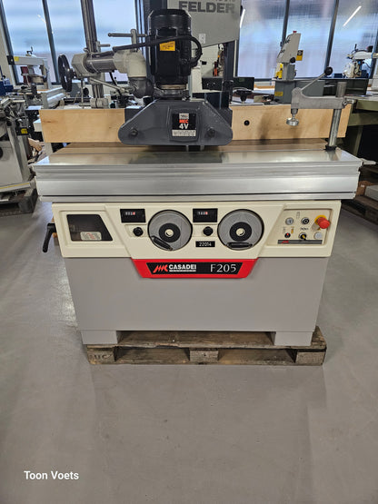Freesmachine Casadei met aanvoerapparraat en Roltafel