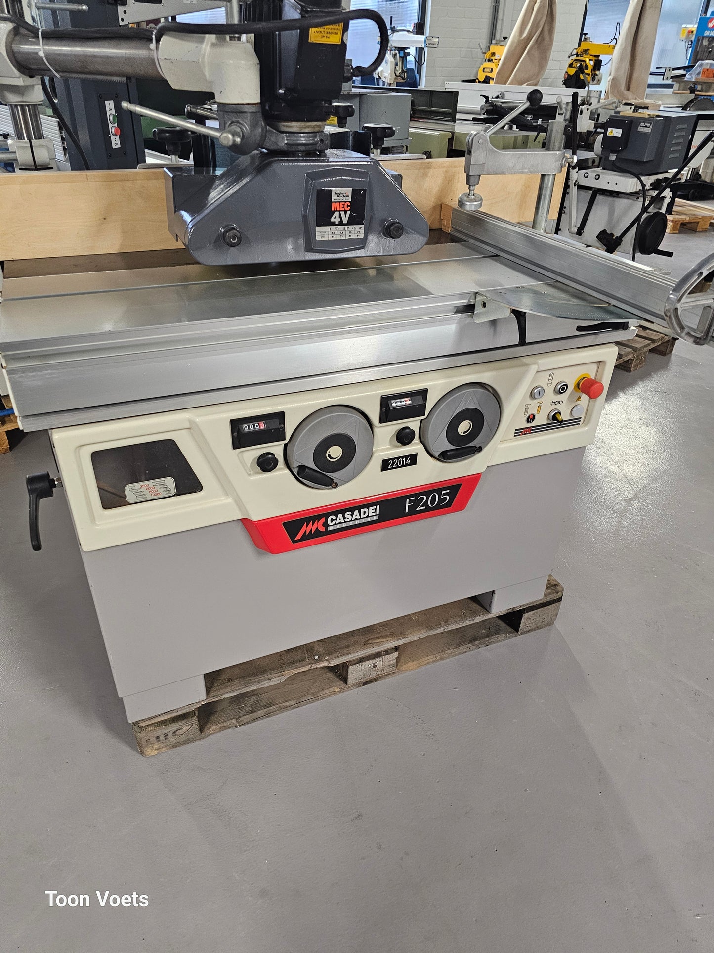 Freesmachine Casadei met aanvoerapparraat en Roltafel