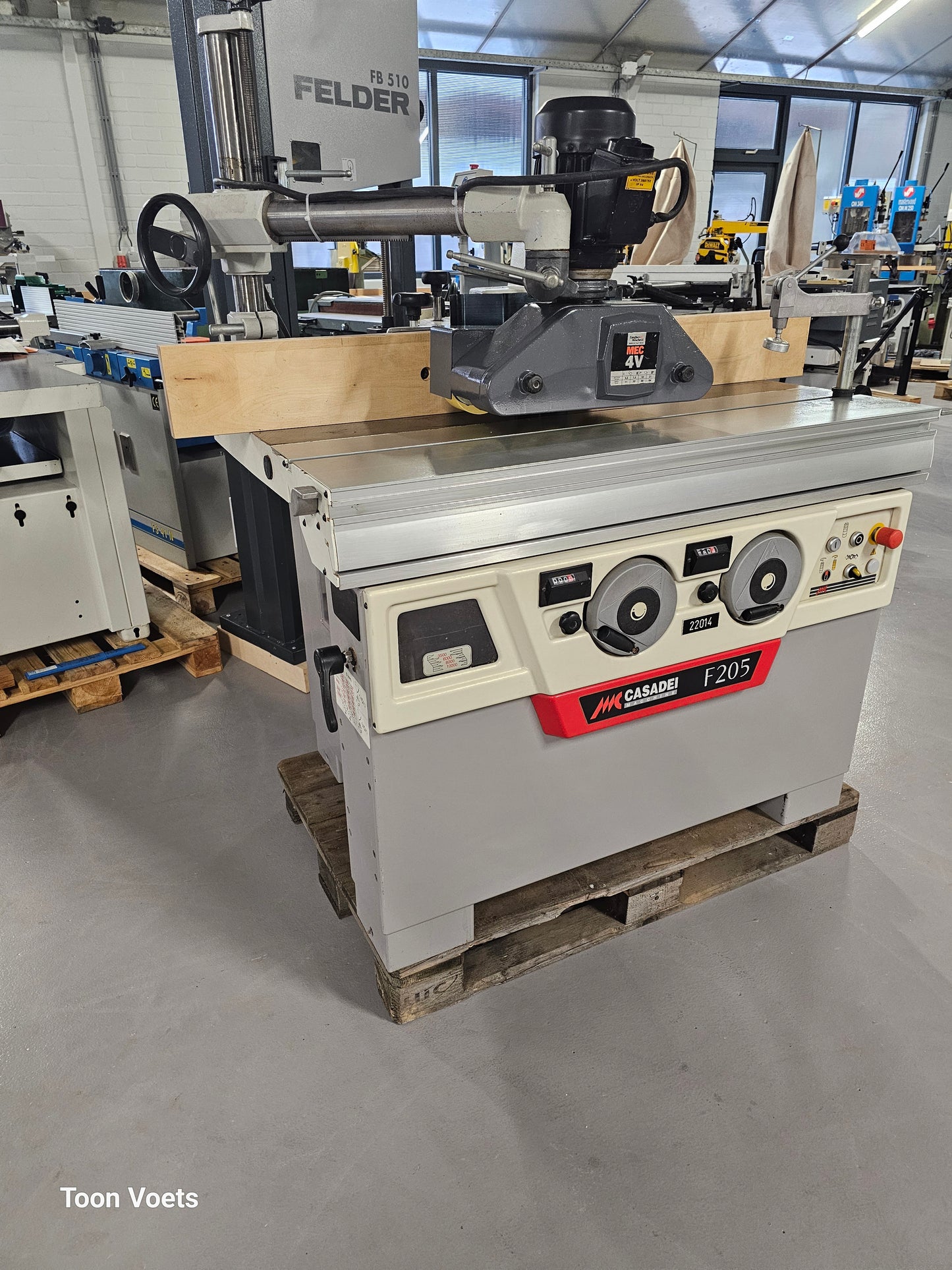 Freesmachine Casadei met aanvoerapparraat en Roltafel
