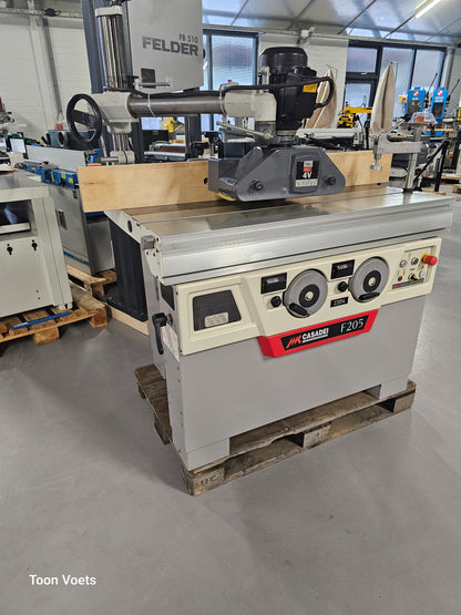 Freesmachine Casadei met aanvoerapparraat en Roltafel
