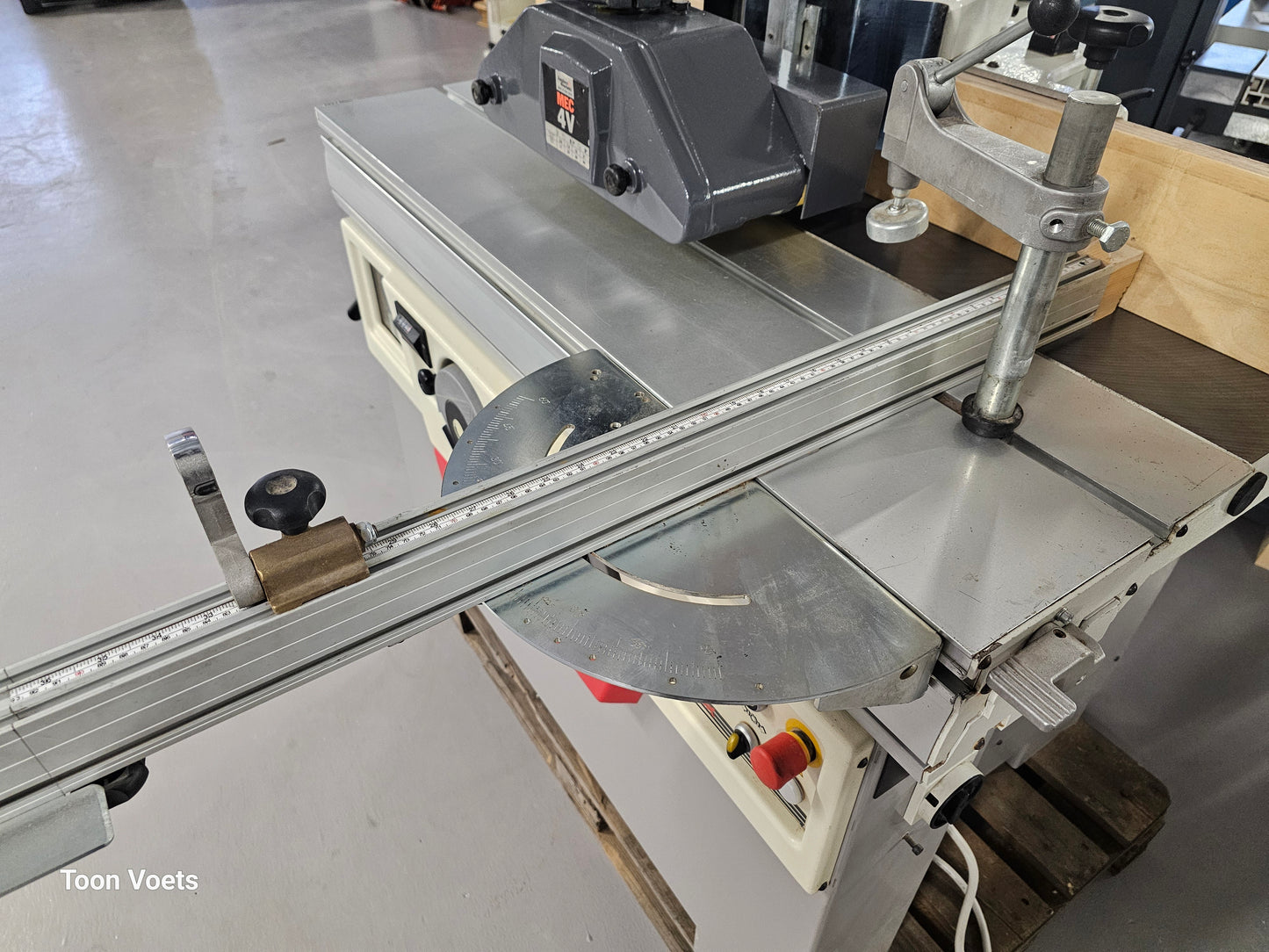 Freesmachine Casadei met aanvoerapparraat en Roltafel