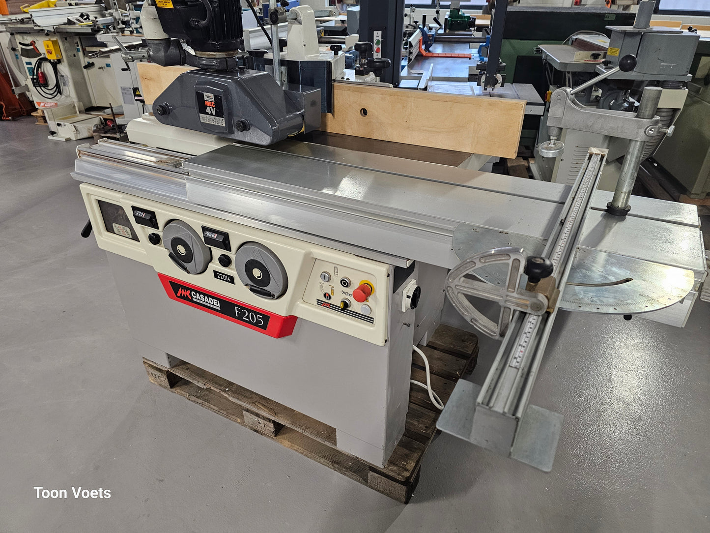 Freesmachine Casadei met aanvoerapparraat en Roltafel
